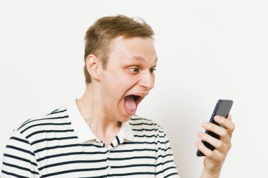 Akıllı telefonu olan bir adam.