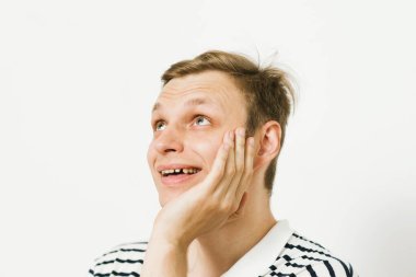 Adam fotoğraf stüdyosunda düşünüyor.