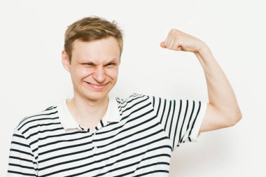 Adam ona kaslarını gösteriyor.