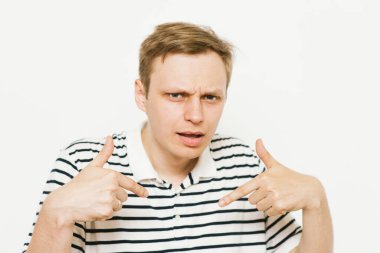 Erkek el parmağı göğsünü işaret ediyor. Jest yap. Ben kimim?.