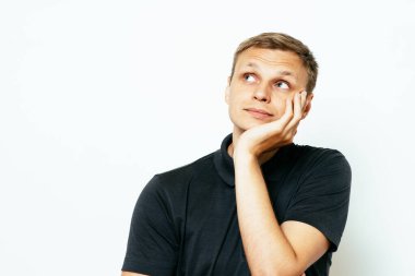 Adam fotoğraf stüdyosunda düşünüyor.