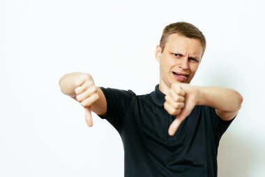 Adam baş parmak hareketi gösteriyor.