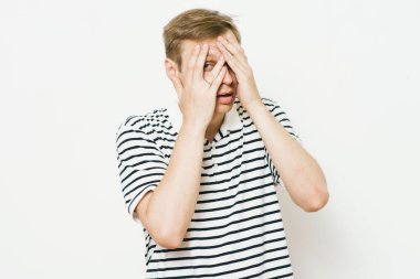 Parmaklarından İzle.