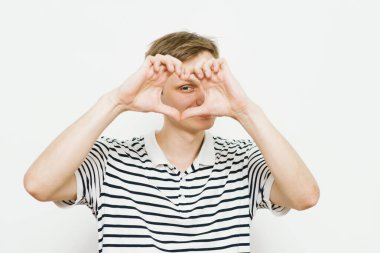 Adam kalp çerçevesi yapıyor.