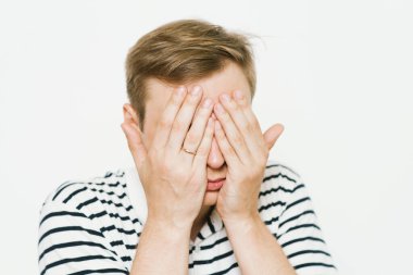 Erkekler gözlerini onun elleriyle kapatır.