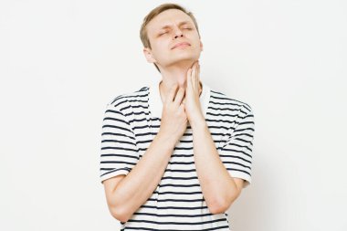 Fotoğraf stüdyosunda boğazı ağrıyan adam.