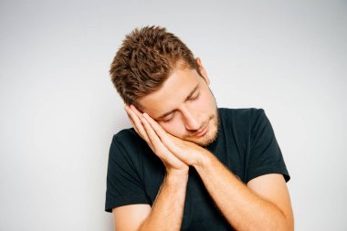 Parlak arkaplanda duran adam