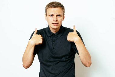 Erkek el parmağı göğsünü işaret ediyor. Jest yap. Ben kimim?.