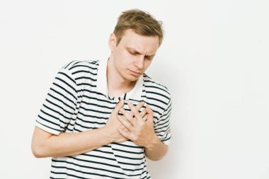 Kalp krizi geçiren bir adam.