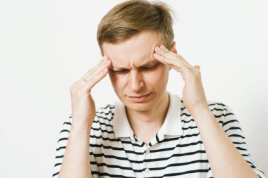 Fotoğraf stüdyosundaki adamlarda baş ağrısı