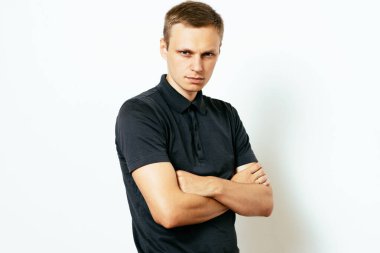 Kollarını kavuşturmuş bir adamın portresi.