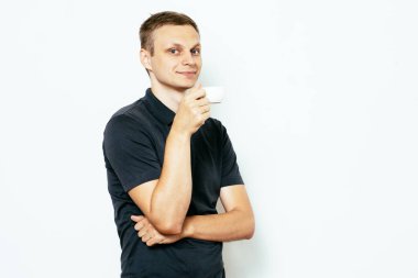 Fotoğraf stüdyosunda fincanlı adam.