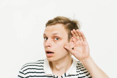 Kulak misafiri olur, dinlemeye çalışır..