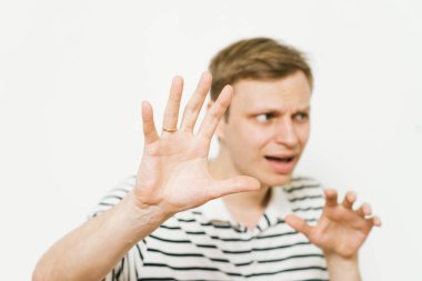 Adam korkudan korkuyor.