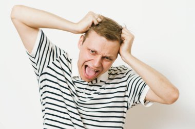 Fotoğraf stüdyosundaki umutsuz adam.