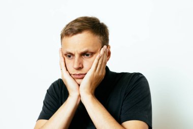 Adam fotoğraf stüdyosunda düşünüyor.