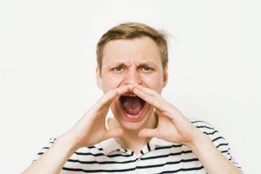 Birilerini ara. Fotoğraf stüdyosundaki adam.