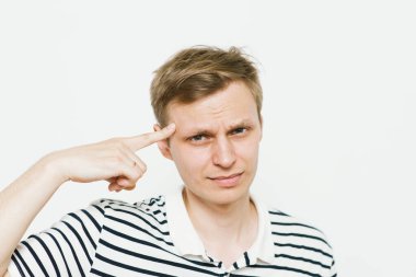 Parmağıyla şakağına dokunan öfkeli bir adamın yakın plan portresi. Delirdin mi sen??