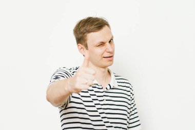 Adam baş parmağını gösteriyor.