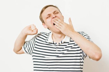 Esniyor. Fotoğraf stüdyosundaki adam.