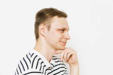 Adam fotoğraf stüdyosunda düşünüyor.