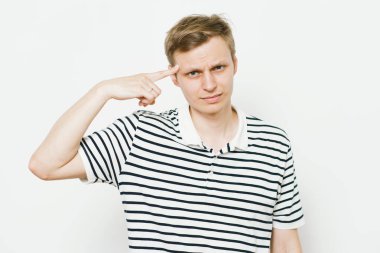 Parmağıyla şakağına dokunan öfkeli bir adamın yakın plan portresi. Delirdin mi sen??