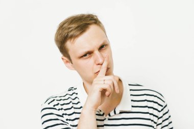 Adam parmağını onun dudaklarına koydu.