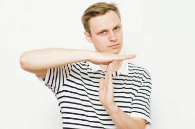 Bir adam ellerini gösterir Mola durdurur.