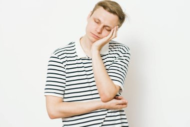 Uyu. Fotoğraf stüdyosundaki adam.