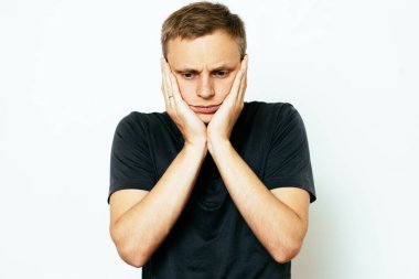 Adam fotoğraf stüdyosunda düşünüyor.