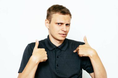 Erkek el parmağı göğsünü işaret ediyor. Jest yap. Ben kimim?.