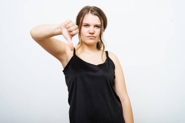 Kadın baş parmak hareketi gösteriyor.