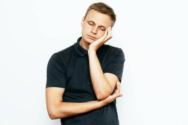 Uyu. Fotoğraf stüdyosundaki adam.