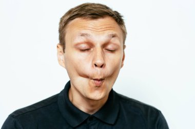 Adam yanaklarını emiyor.