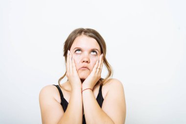 Kız fotoğraf stüdyosunda yoruldu.