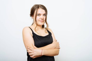 Kollarını kavuşturmuş bir kadının portresi.