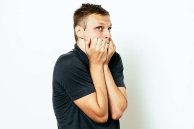 Adam tırnaklarını yiyor.