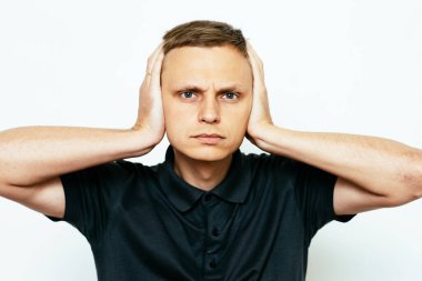 Fotoğraf stüdyosunda kulaklarını kapat.