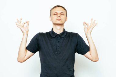 Portre adam, gözleri kapalı, meditasyonda