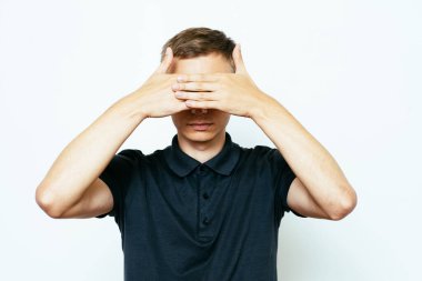 Erkekler gözlerini onun elleriyle kapatır.