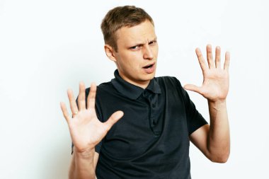 Adam korkudan korkuyor.