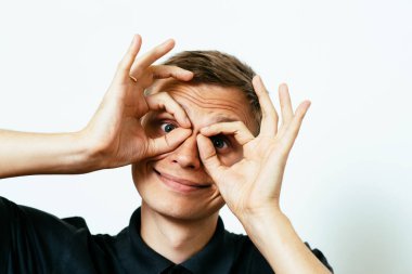 Adam elleriyle dürbün yapıyor.