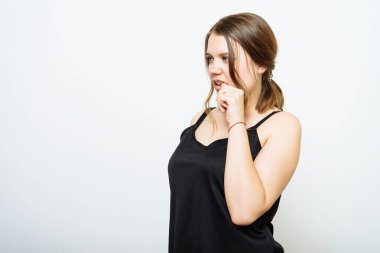 Kadın tırnaklarını yiyor.