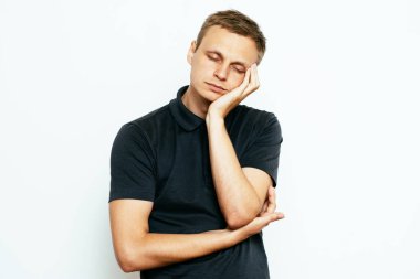 Uyu. Fotoğraf stüdyosundaki adam.