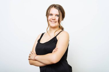 Kollarını kavuşturmuş bir kadının portresi.