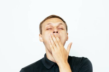 Esniyor. Fotoğraf stüdyosundaki adam.