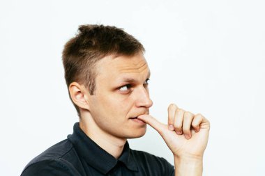 Adam tırnaklarını yiyor.