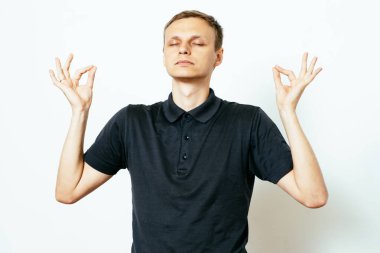 Portre adam, gözleri kapalı, meditasyonda