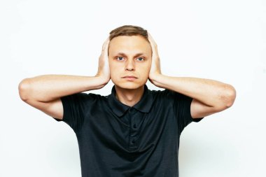 Fotoğraf stüdyosunda kulaklarını kapat.