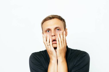 Fotoğraf stüdyosundaki bitkin üzgün adam.